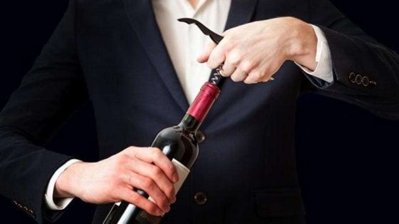 Il galateo del sommelier: ecco come servire un brindisi di classe