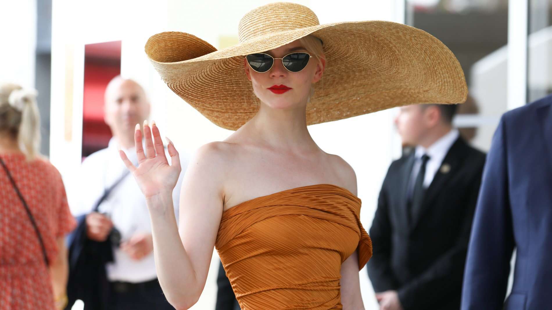 Anya Taylor-Joy, il look per l'arrivo a Cannes fa sognare la Old Hollywood