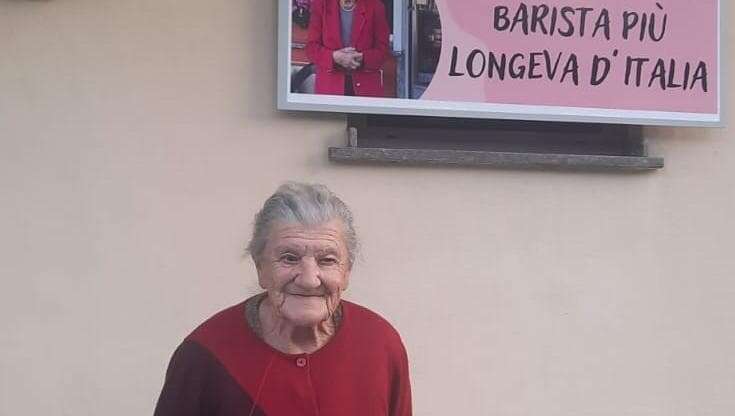 I 100 anni di Anna Possi, la barista più anziana d’Italia