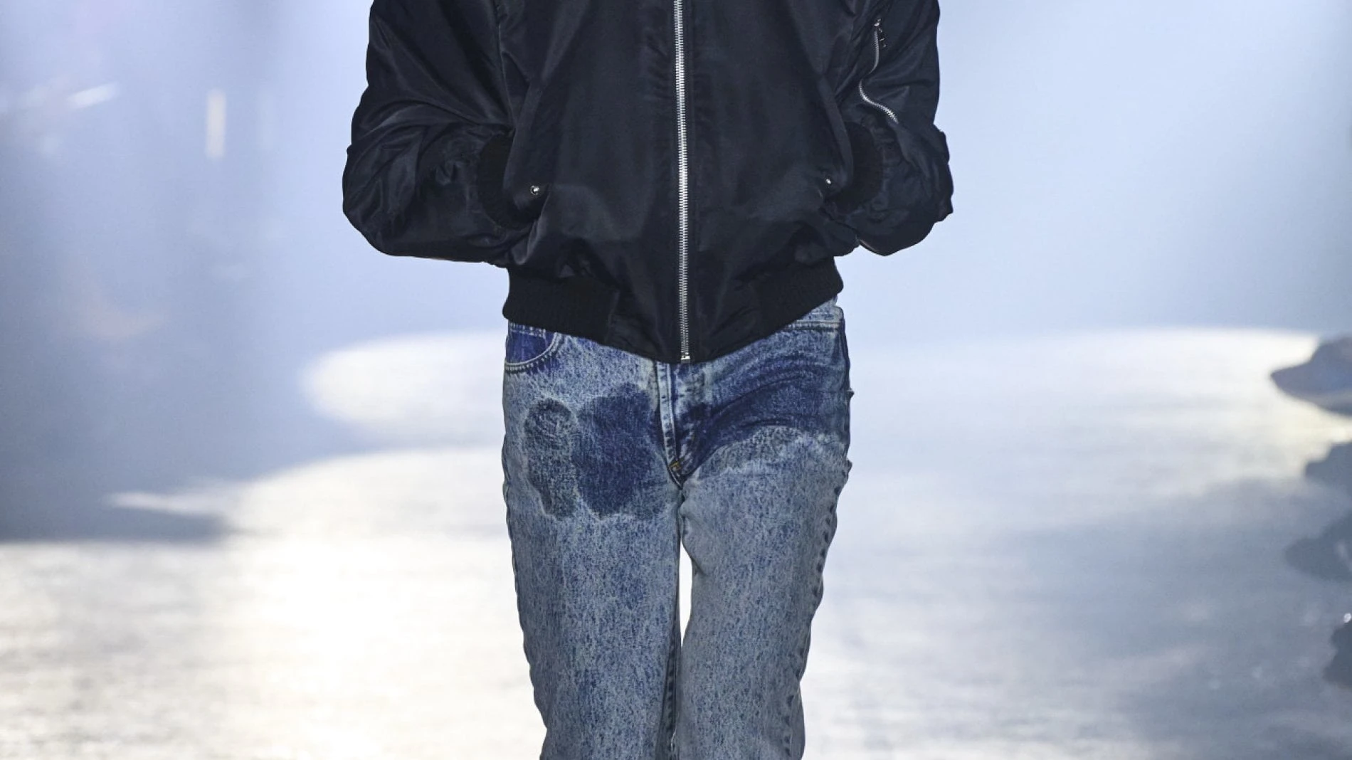 I jeans 'effetto pipì' è l'ultima follia della moda. Ma sono già sold out