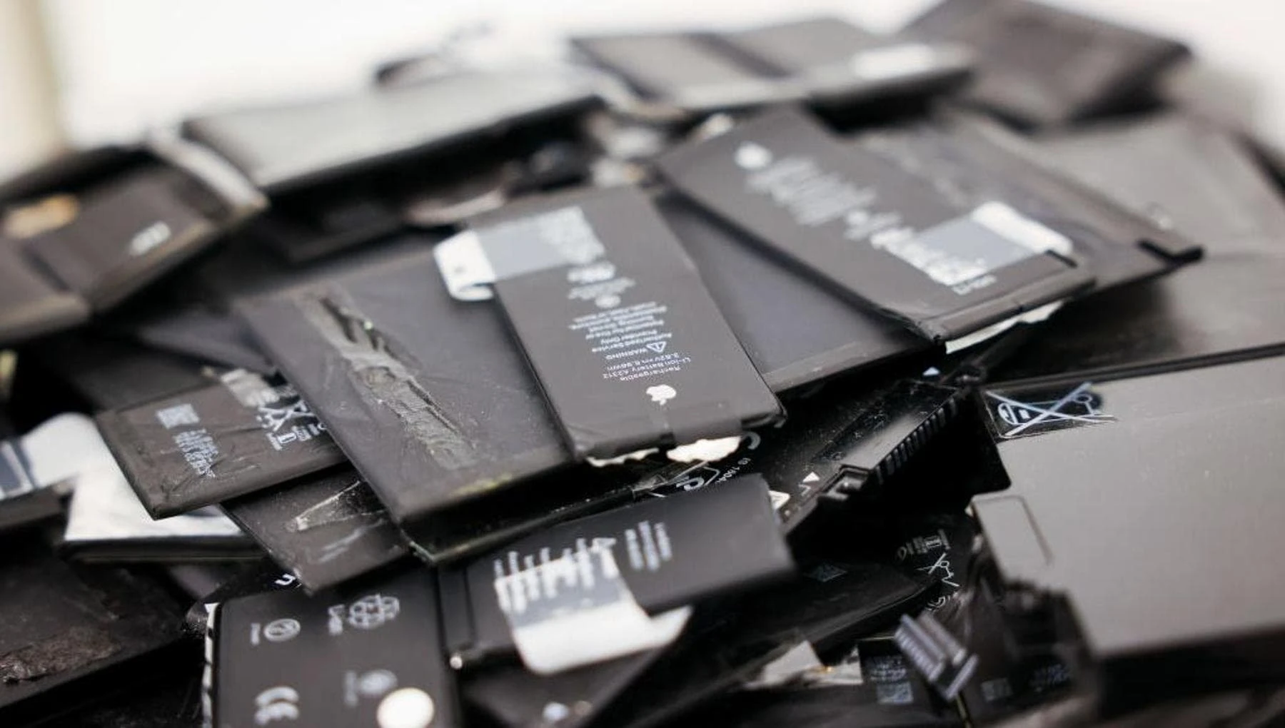 Batterie sostituibili per smartphone, PC e tablet: cosa cambia dal 2027