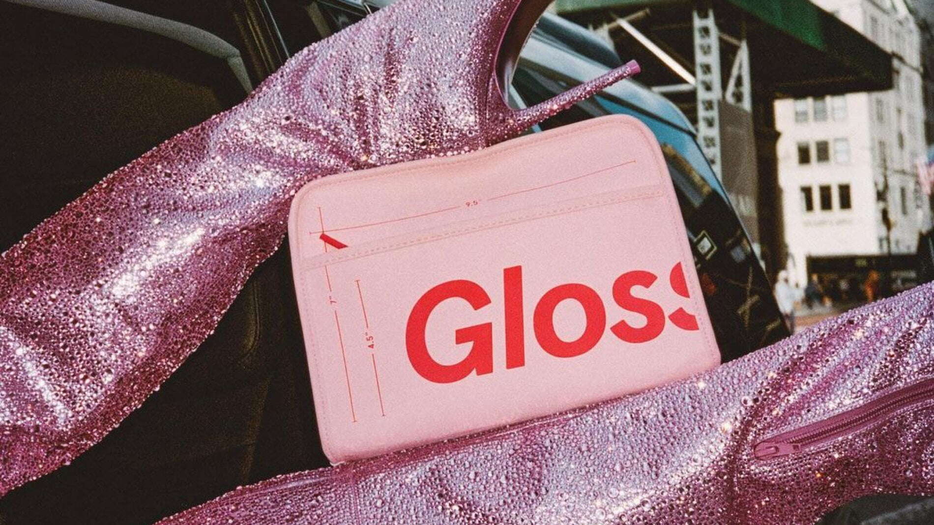 Glossier: un libro inchiesta indaga nel caso Emily Weiss, fondatrice del sito di make-up più amato