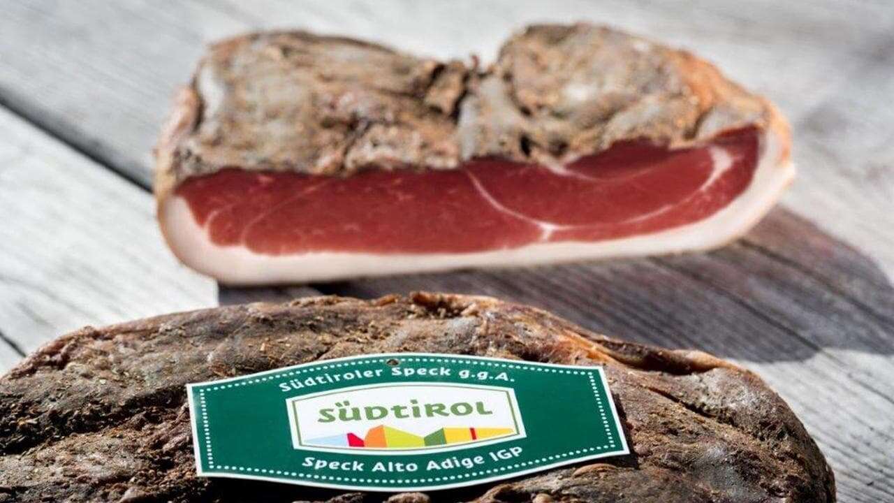 Irresistibile (e antichissimo) speck: lo mangiava l'Uomo del Similaun, ora entra nel paniere Istat