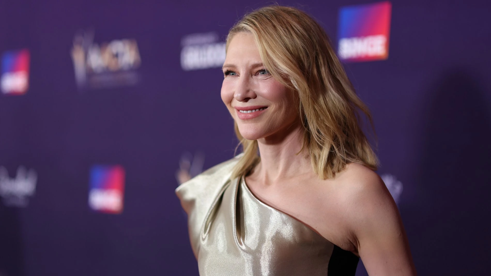 Splendida Cate Blanchett, 55 anni tutti da festeggiare al Festival di Cannes