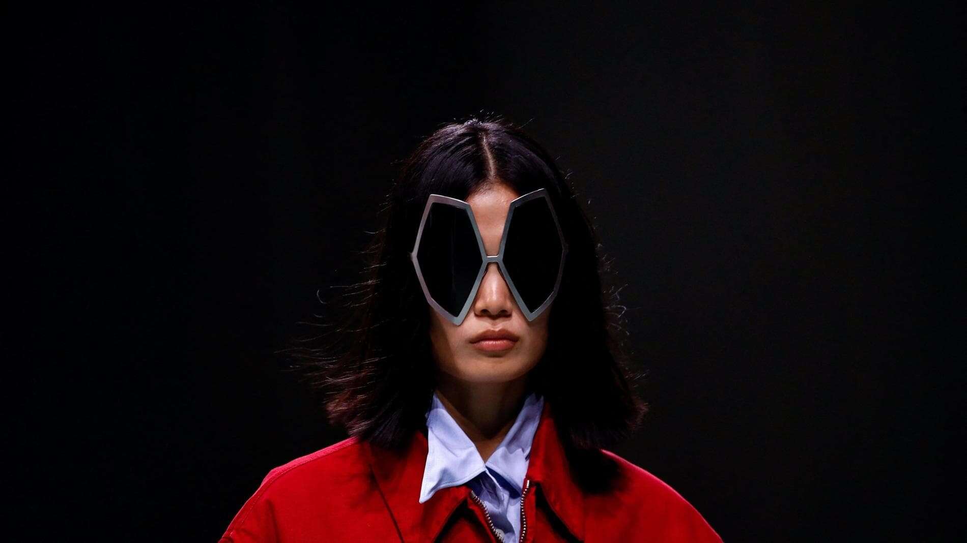 Prada SS25: dalla visiera/occhiale agli oblò, i dettagli imperdibili della sfilata