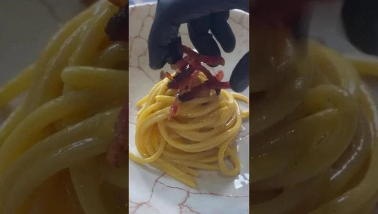 Carbonara day, ecco come lavorare le uova: i consigli dell'ex Masterchef Longanesi
