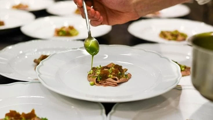 Piccione, lingua e verdure appena raccolte: così Del Cambio e Le Doyenne stupiscono nel piatto