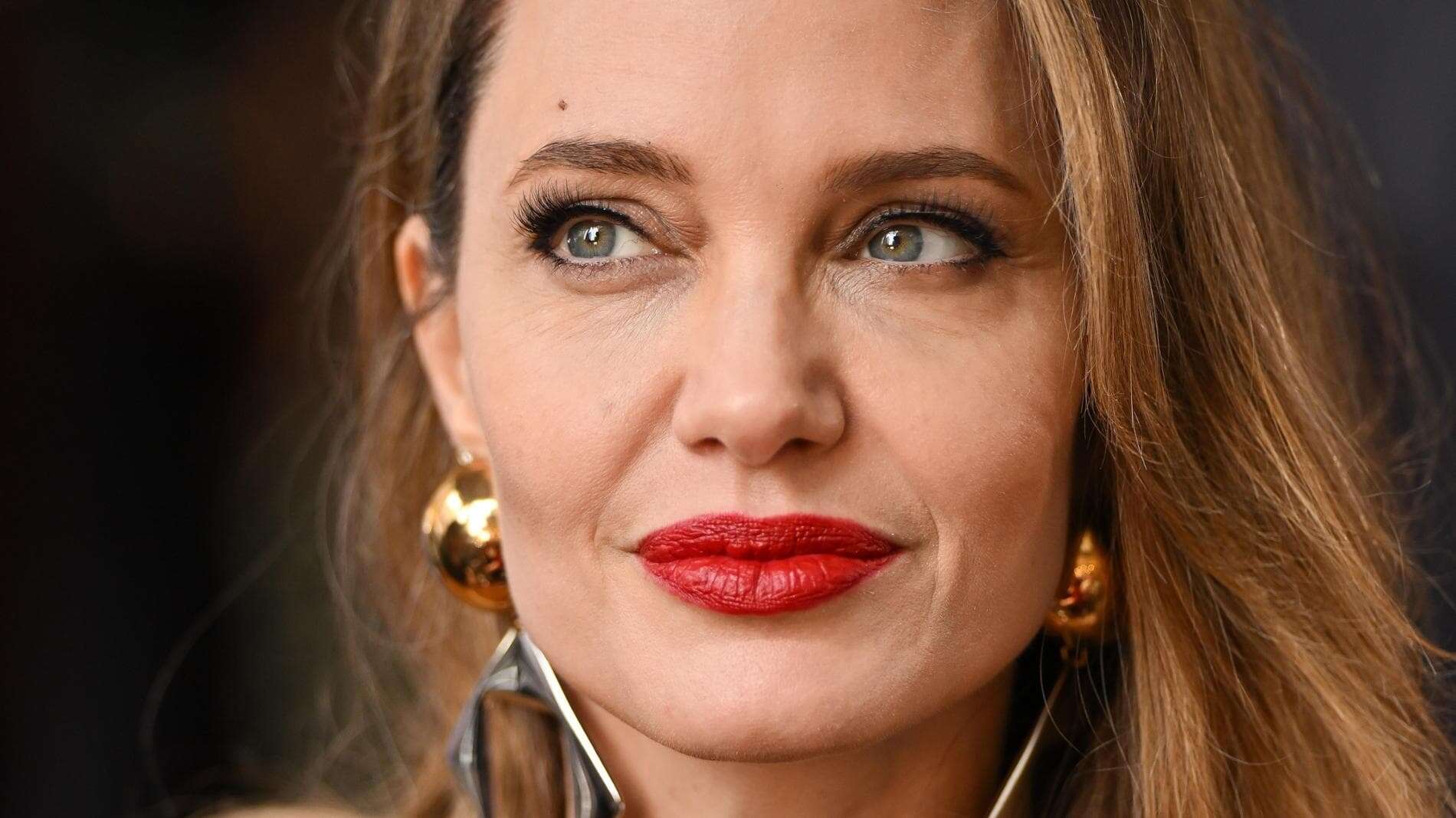 Angelina Jolie racconta il potere del rossetto rosso nel suo nuovo ruolo di testimonial beauty