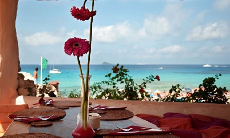 Ibiza tra spiagge, ristoranti e cocktail bar: dove vivere esperienze di gusto