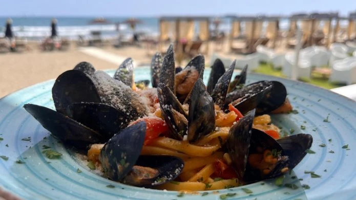 Quella veranda affacciata sul mare di Anzio, tra pesce locale e vini francesi