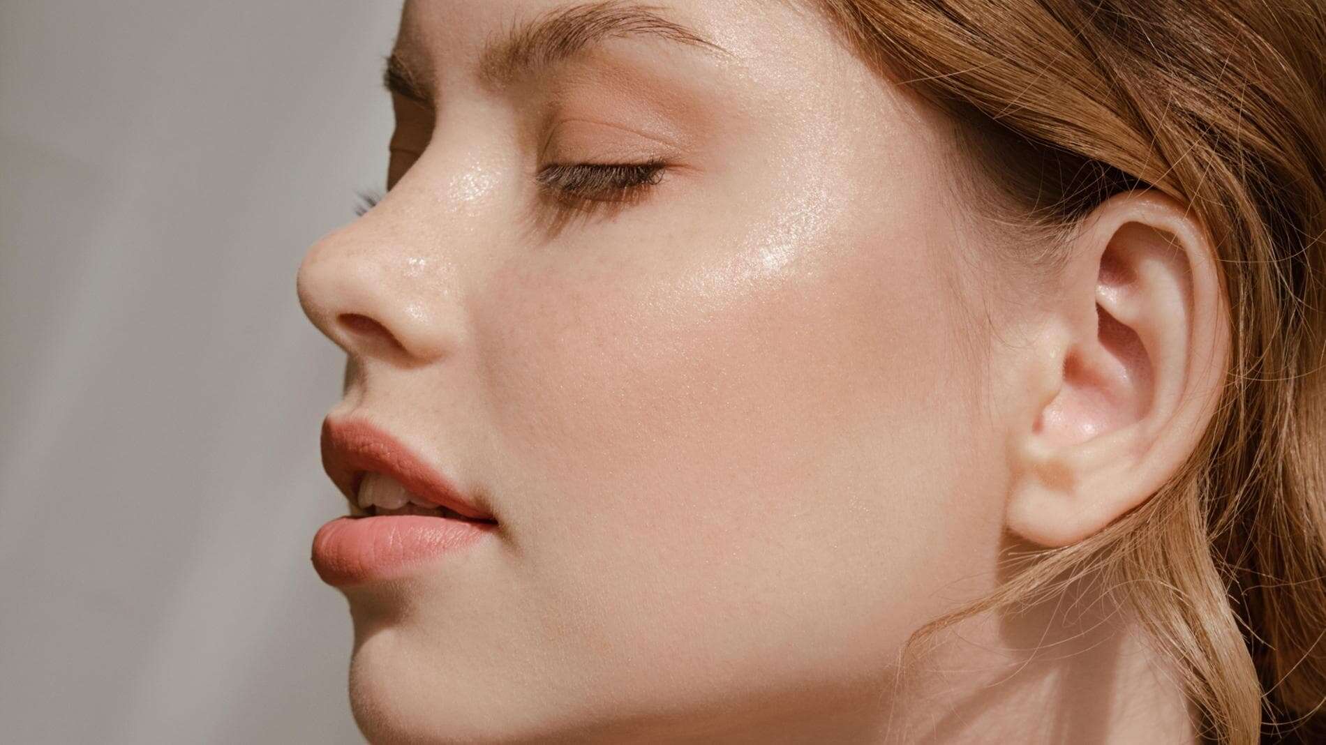 Skincare dopo il rientro dalle vacanze estive: gli ingredienti da cercare e gli errori da evitare. Come quello di non esfoliare la pelle, credendo di rovinare l’abbronzatura