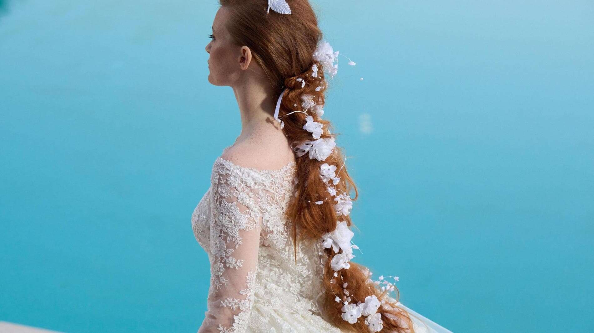 Trecce bucoliche e chignon, accessori in tulle e velette. E il make-up punta sulla luminosità. La sposa ss 25 di Atelier Emé detta i nuovi trend beauty