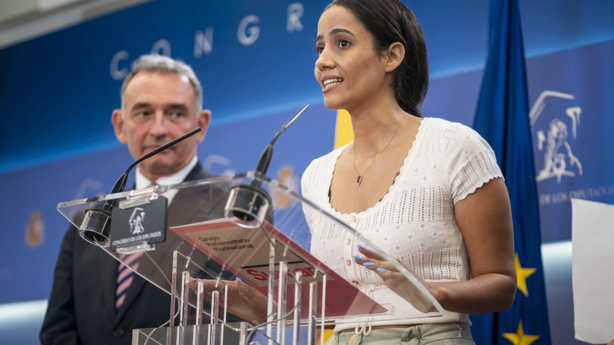 La diputada saharaui de Sumar carga contra Albares por autorizar el envío de armas a Israel: 