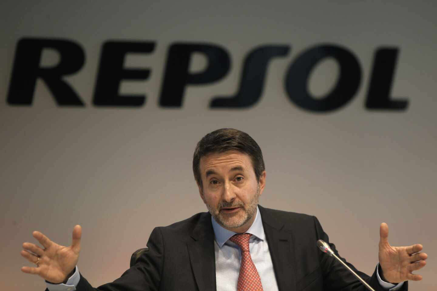 Repsol, Iberdrola, Endesa y Naturgy cercan al Gobierno y amenazan con paralizar inversiones milmillonarias