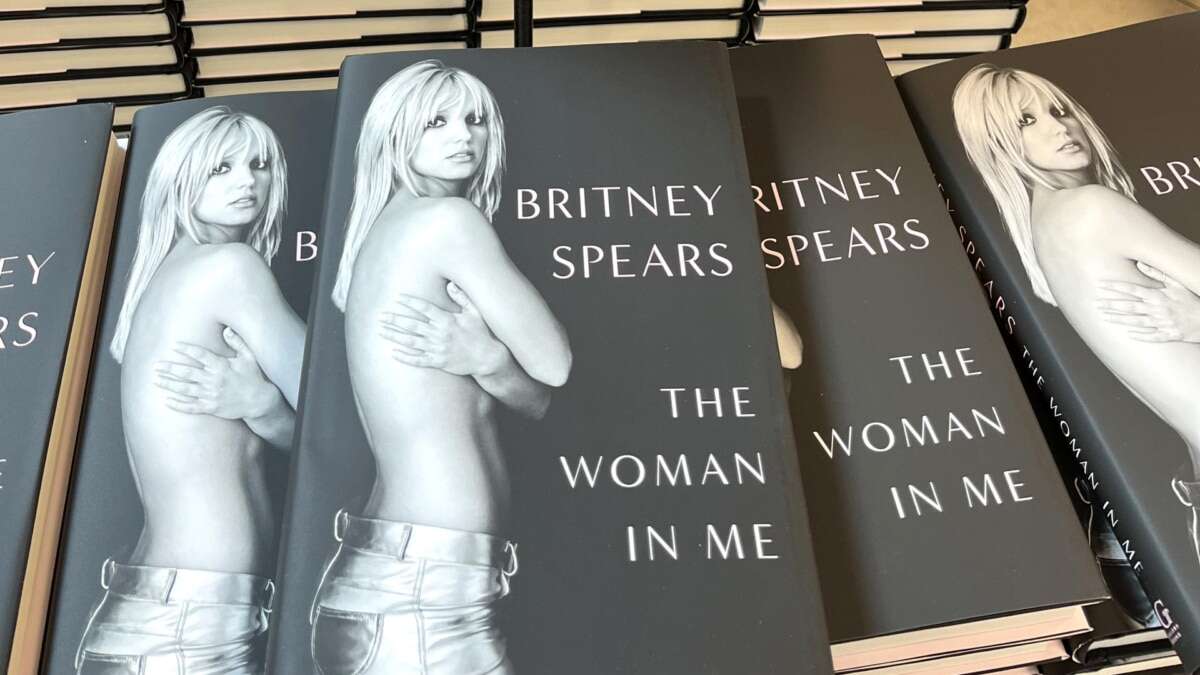 Apego, adicciones y depresión postparto: el libro de Britney Spears a ojos de un psicólogo