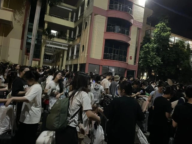 Mới 4h sáng, sinh viên một trường đại học tại Hà Nội đứng chật cứng dưới sân trường: Chuyện gì đã xảy ra?