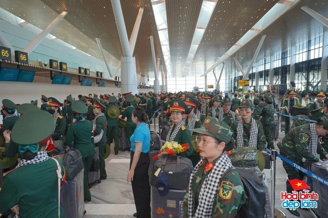 Cảnh tượng hiếm có ở sân bay Tân Sơn Nhất: Một màu xanh đồng loạt khiến ai cũng ngoái nhìn!