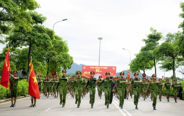 Mồ hôi thấm áo chiến sĩ CAND dưới nắng nóng 40 độ: Những hình ảnh xúc động trên thao trường, hướng đến lễ diễu binh 2/9