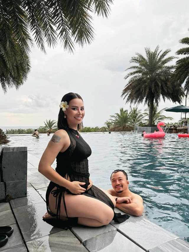 Anh tài và vợ vũ công kém 13 tuổi thông báo có con đầu lòng