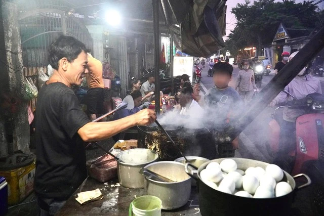 Người cha đơn thân bán bánh xèo nuôi 2 con song sinh tự kỷ ở TP.HCM, từ chối nhận tiền hỗ trợ vì lý do này