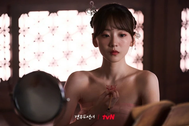 Mỹ nhân Hàn đẹp độc nhất vô nhị đang quá hot: Visual nhìn 1 lần là nhớ mãi, vai trần sexy làm netizen xỉu tại chỗ