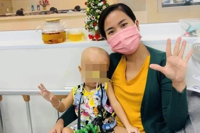 Nhìn lại hành trình gần 4 năm chống chọi ung thư máu của bé Bắp phía sau lùm xùm từ thiện 16 tỷ đồng
