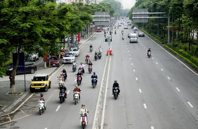Hà Nội: Cảnh tượng “khó hiểu” trên đường Võ Chí Công sau 3 ngày triển khai phân làn cứng
