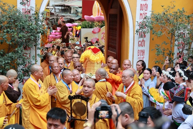 Ngay lúc này tại trung tâm Hà Nội: Người dân xếp hàng 2 bên đường chờ chiêm bái xá lợi Đức Phật