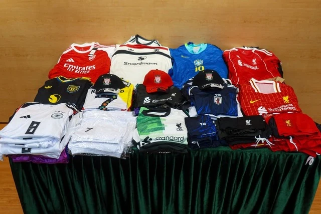 Đột kích 2 quầy hàng rong, tịch thu 1.000 áo đấu Liverpool, Arsenal giả trị giá hàng trăm triệu đồng: Người bán đối mặt mức phạt nặng