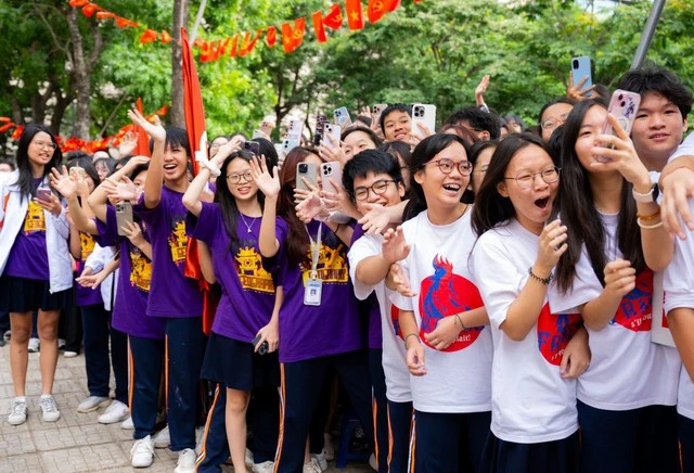 Ams đón Quán quân Olympia 2025 trở về bằng một lễ chào cờ đặc biệt: 15 năm mới lại có nhà vô địch có khác!