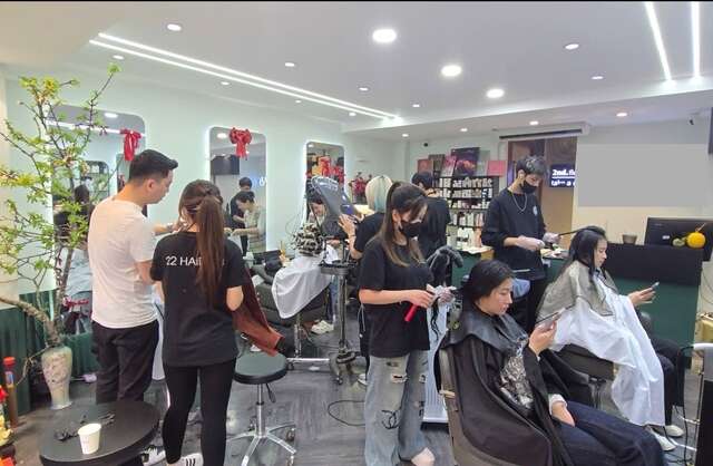 Salon tóc Hà Nội đông gấp 2 - 3 lần ngày thường, chị em chia sẻ bí quyết 