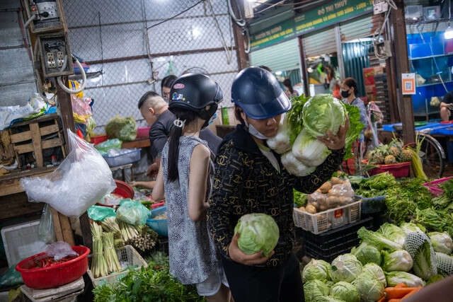 Ứng phó siêu bão Yagi, người Hà Nội đổ xô đi siêu thị và chợ để tích trữ thực phẩm