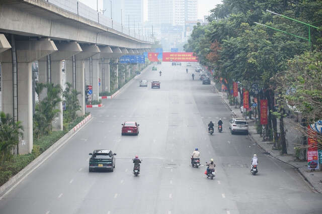 Hình ảnh lạ về giao thông Hà Nội trong ngày đầu năm: Nhiều người 