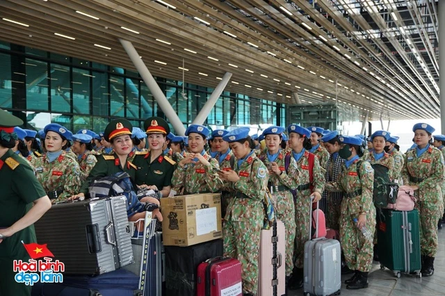 Cuộc chia tay đặc biệt tại Tân Sơn Nhất sáng nay