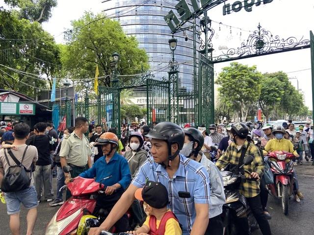 “Khối nghỉ hè” ùa vào Thảo Cầm Viên, cảnh tượng đông khó tin trong ngày 1/6 ở TP.HCM