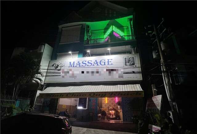 Ập vào cơ sở massage ở Đồng Nai, công an bóc trần 