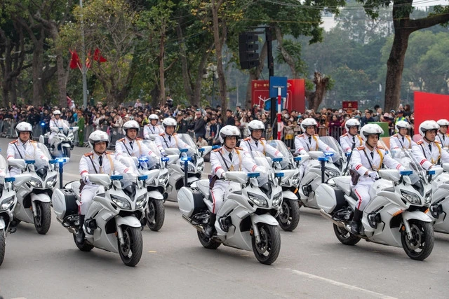 Người dân bất ngờ với những màn biểu diễn của kỵ binh, cảnh khuyển trên phố đi bộ hồ Gươm