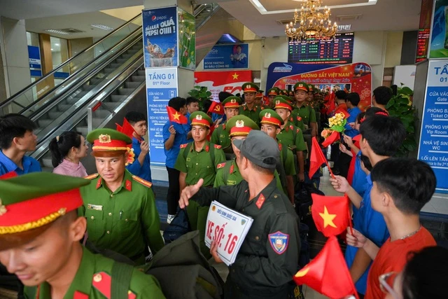 Cảnh đặc biệt tại ga Hà Nội: Người dân nồng nhiệt chào đón 556 cán bộ, chiến sĩ miền Nam chuẩn bị thực hiện nhiệm vụ A80