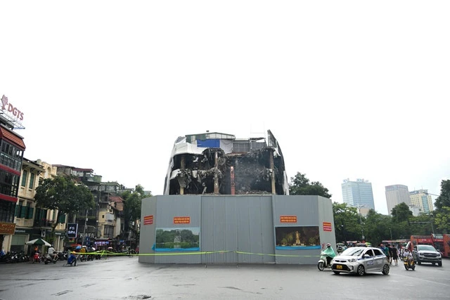 Toà nhà Hàm Cá Mập chính thức bước vào giai đoạn tháo dỡ sau hơn 30 năm, người dân dừng bước lặng nhìn