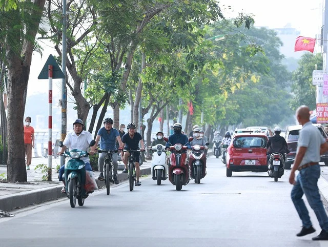 Hình ảnh lạ thường được ghi nhận tại Hà Nội vào buổi sáng sớm đầu tuần