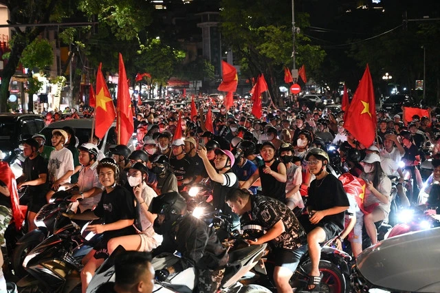 Cổ động viên Hà Nội đổ xô ra đường giữa đêm mừng lần thứ 3 xưng vương Đông Nam Á của U23 Việt Nam