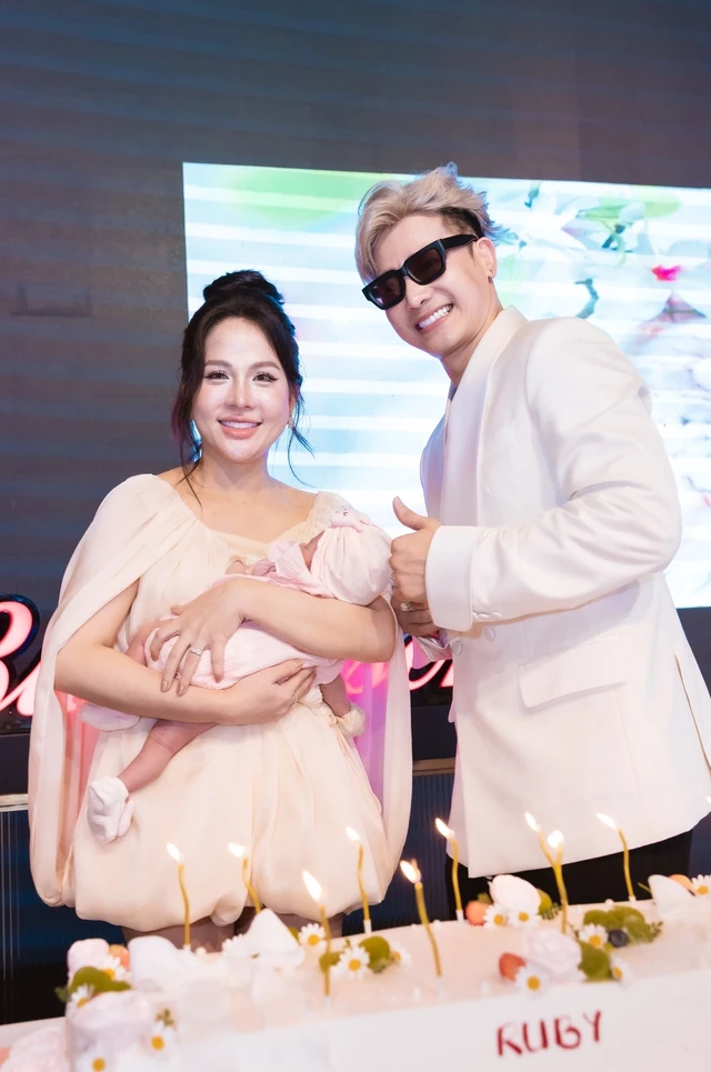 Nam ca sĩ Vbiz làm lễ đầy tháng cho con: Chi tiền mua sẵn 2 căn nhà, Thanh Trúc cùng dàn sao góp mặt