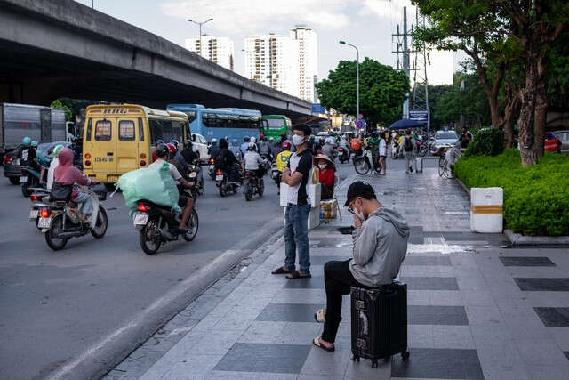 Ngay lúc này: Sợ cảnh ùn tắc, nhiều người xin tan làm sớm để bắt xe về quê nghỉ lễ 2/9