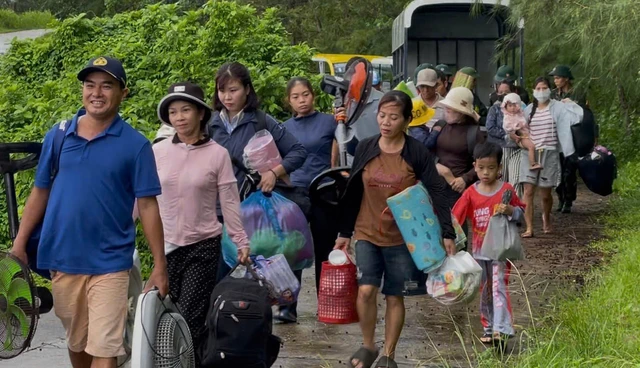 Bão số 10 đi chậm lại, càng nguy hiểm hơn: Đưa gần 300 người vào hầm trú ẩn, có nơi đã sạt lở và ngập lụt