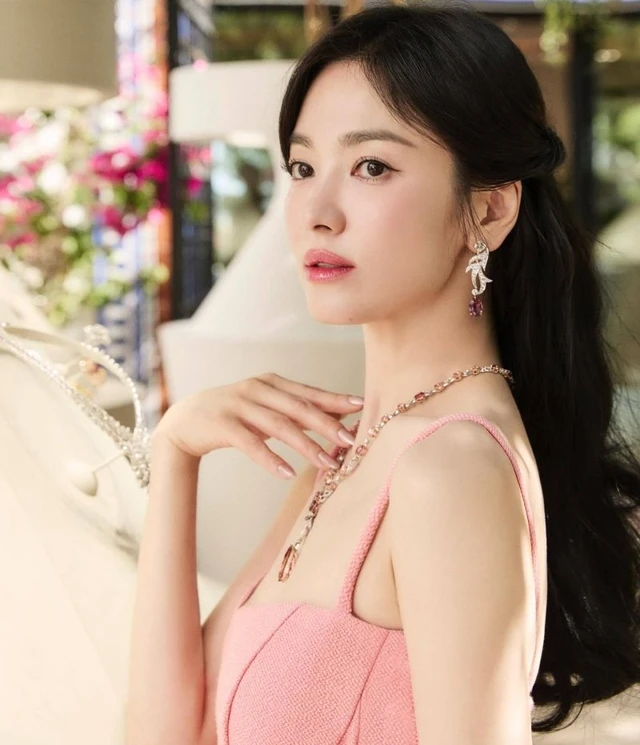 Song Hye Kyo 17 tuổi đẹp như thiên sứ giáng trần: Nhan sắc này đúng là chân ái, hoàn mỹ không gì sánh nổi