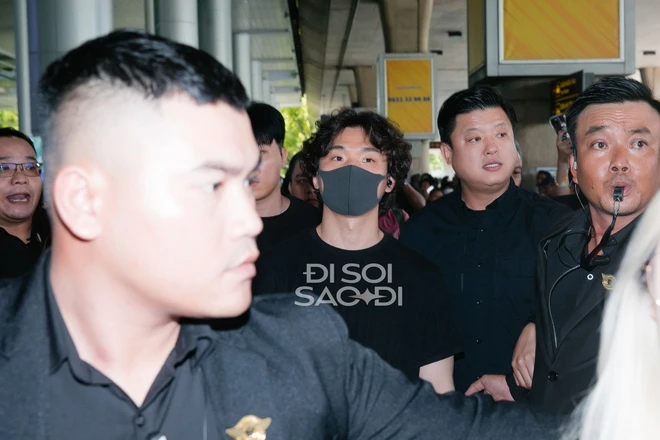 Daesung (BIGBANG) đổ bộ Tân Sơn Nhất, ghi điểm cực mạnh sau 12 năm trở lại Việt Nam