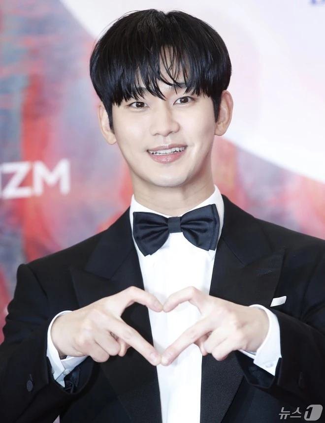 Kim Soo Hyun đi lễ trao giải: Sơ hở là hát, đụng nhẹ là có ngay khoảnh khắc 