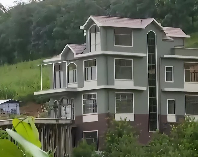 Chủ nhân của căn biệt thự 4 tầng luôn đóng kín cửa, chỉ sáng đèn ban đêm tại ngôi làng hẻo lánh bị cảnh sát điều tra: Đường dây phạm tội 50 đối tượng xuyên biên giới bị phanh phui