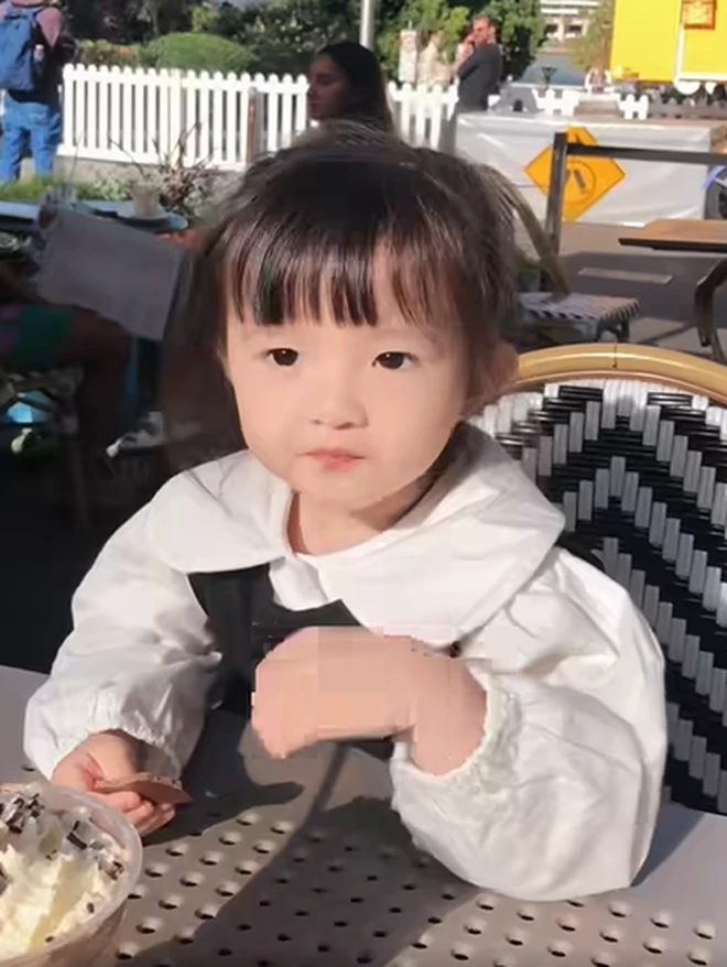 Bé Winnie nhà Đông Nhi trổ tài nghe - nói - hiểu tiếng Anh cực tốt, cách nói chuyện với người lớn được khen ngợi