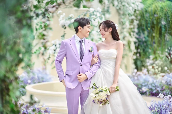 Hé lộ trọn bộ ảnh cưới của Anh Đức và vợ kém 12 tuổi, 1 chi tiết lạ gây chú ý
